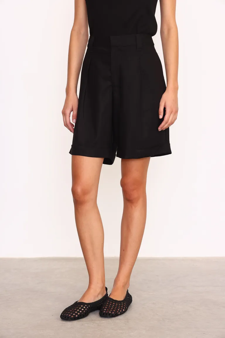 Bermuda de lino negro, corte recto y ajustado para un look casual y elegante de Yagmour en Shorts para argentina