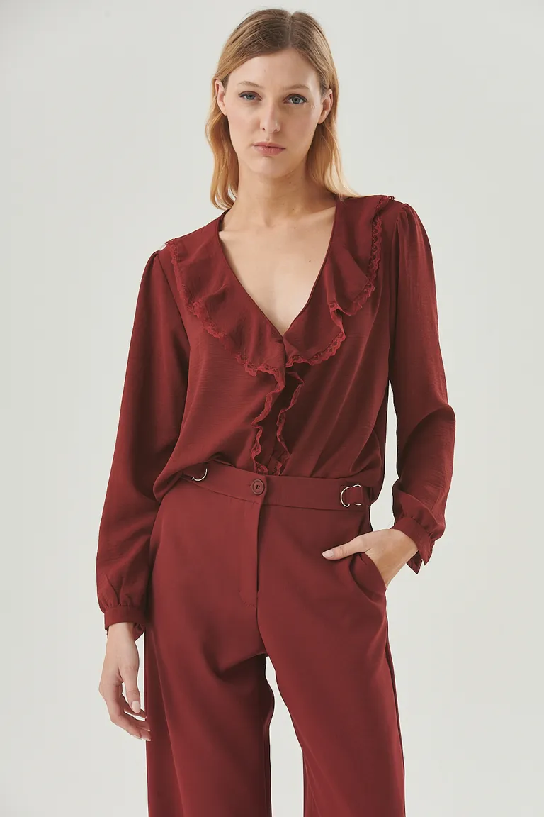 Blusa con escote en V y volantes en color rojo, una prenda elegante y versátil de Sweet en Blusas para argentina