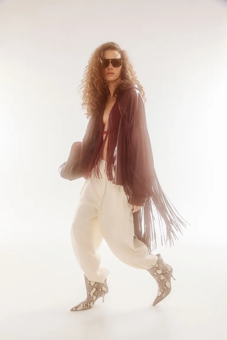 Maxi campera western de cuero con flecos en mangas y torso de Maria Cher en Chaquetas para argentina