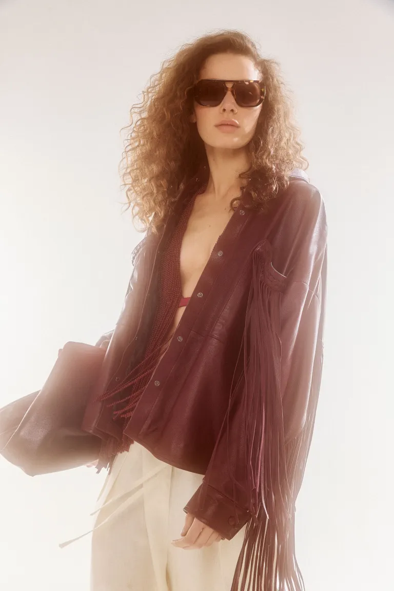 Maxi campera western de cuero con flecos en mangas y torso de Maria Cher en Chaquetas para argentina