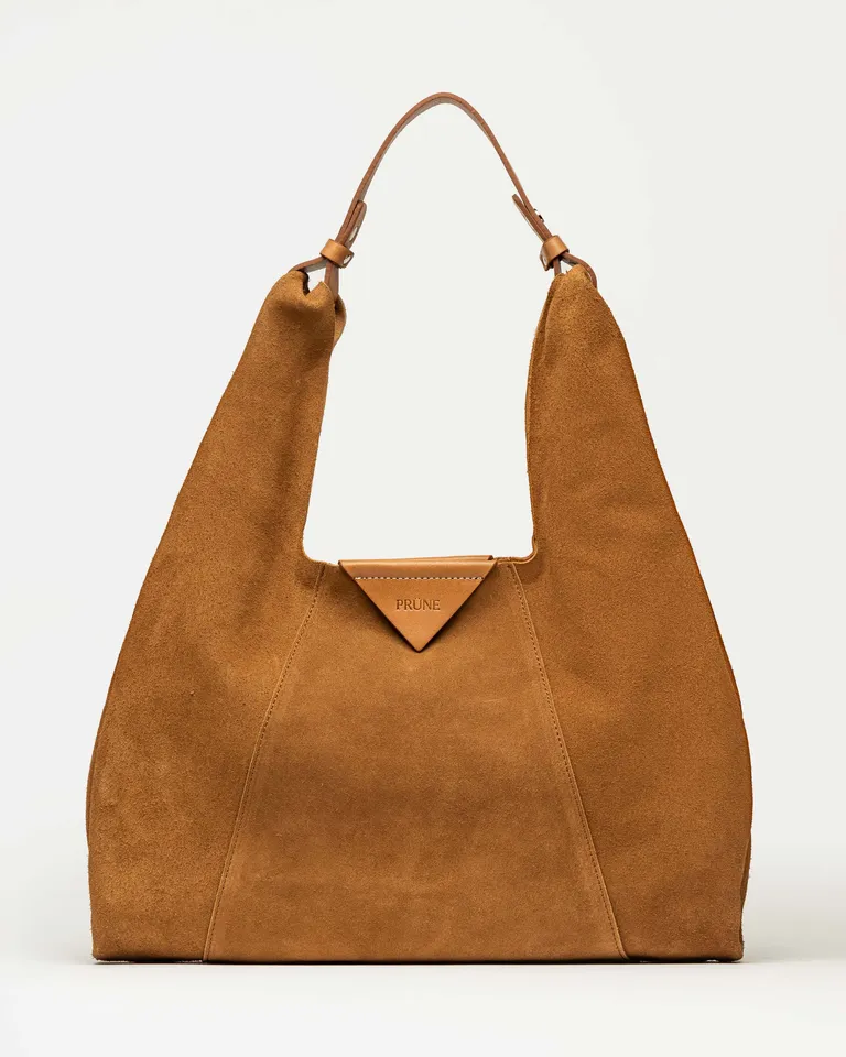Cartera de hombro en cuero gamuza marrón, diseño simple y elegante para uso diario de Prüne en Bolsos y Carteras para argentina