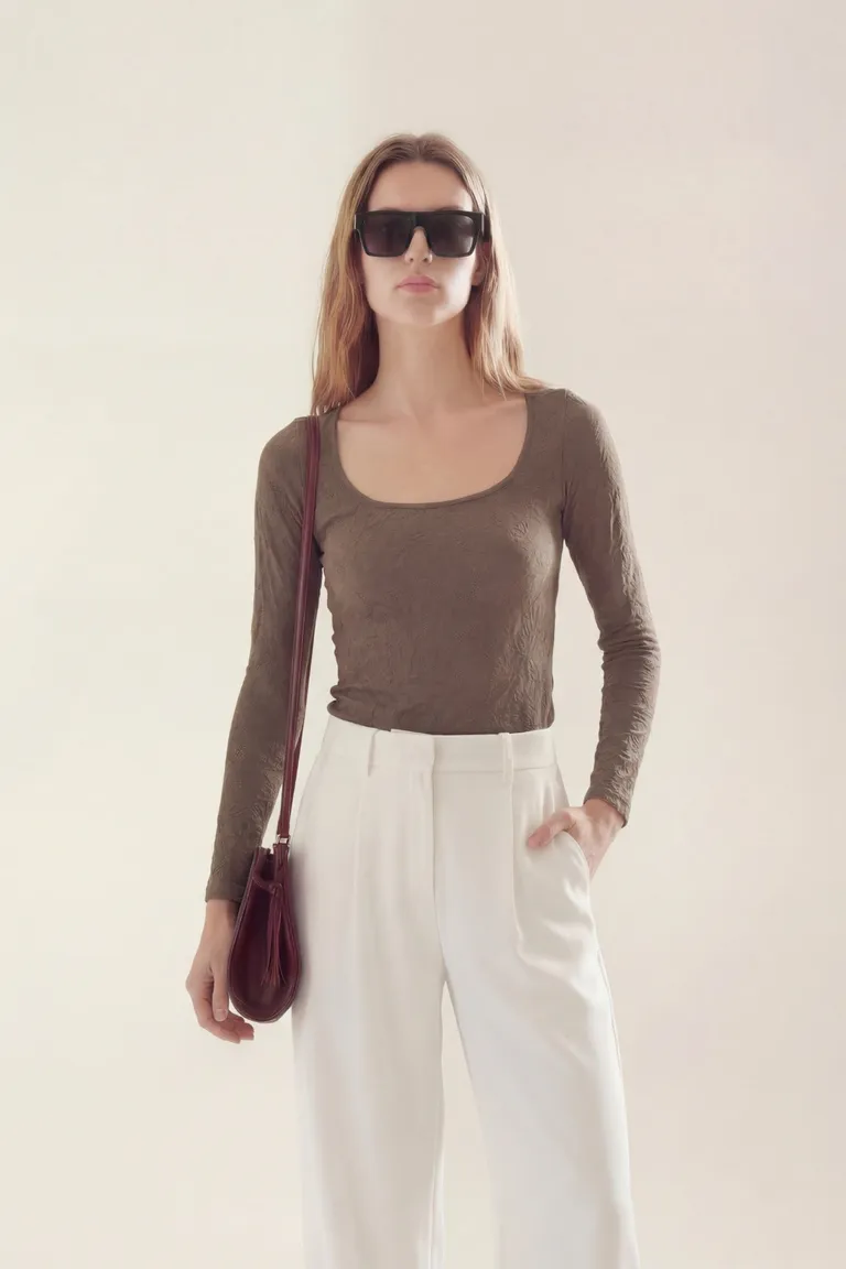 Remera básica de calce ajustado con escote redondeado y mangas largas de Akiabara en Remeras para argentina