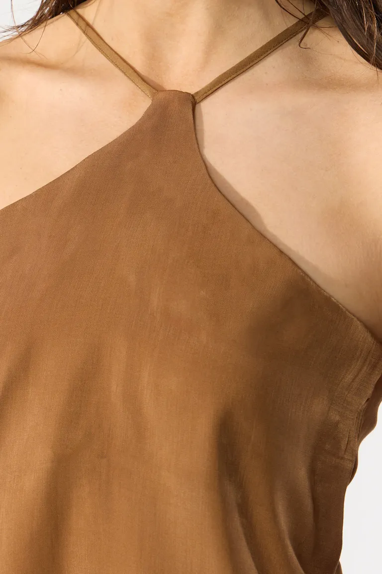 Top sin mangas con escote halter y detalle de tiras ajustables en espalda de Cuesta Blanca en Tops para argentina