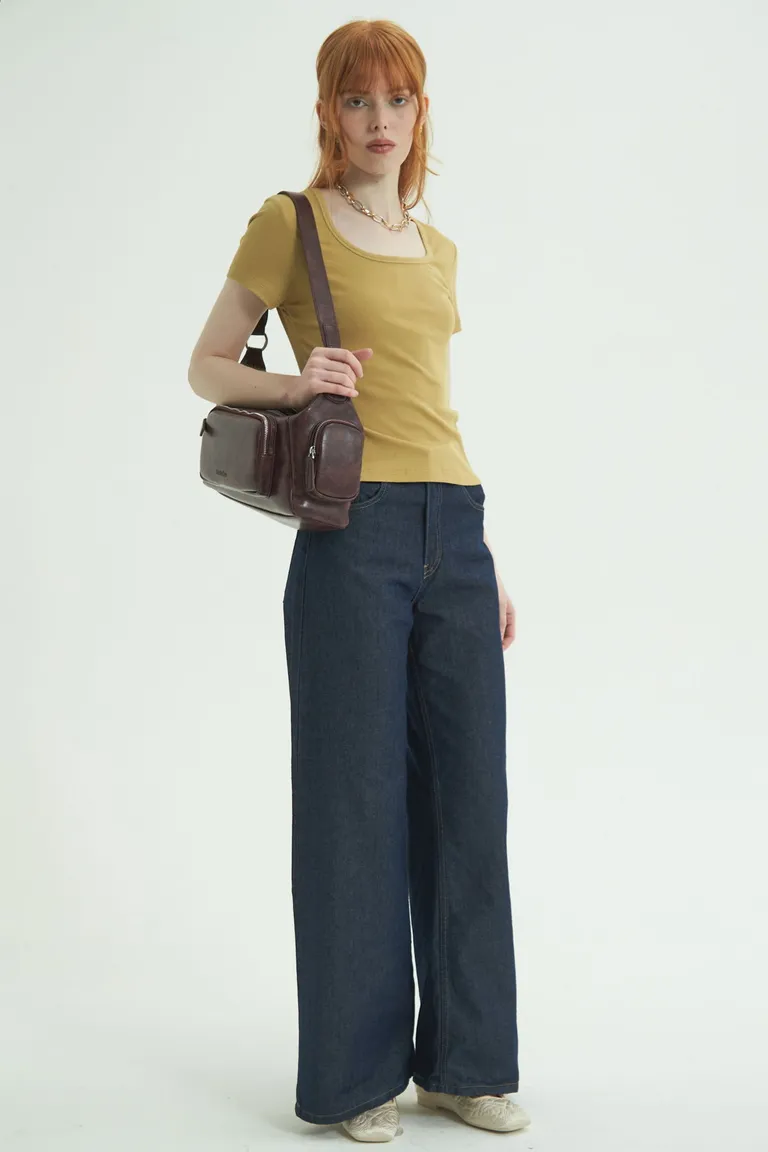 Pantalón de jean de tiro alto y pierna ancha en color navy azul - Ideal para crear looks casuales y elegantes de Las Pepas en Pantalones para argentina