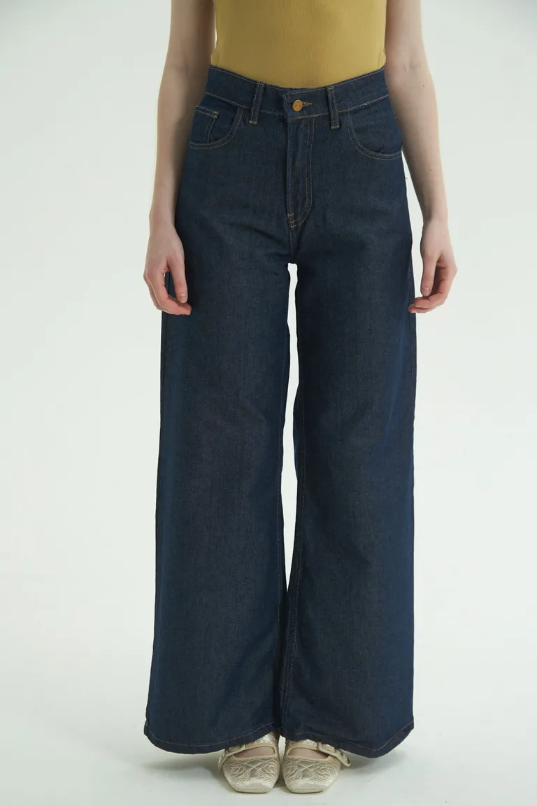 Pantalón de jean de tiro alto y pierna ancha en color navy azul - Ideal para crear looks casuales y elegantes de Las Pepas en Pantalones para argentina