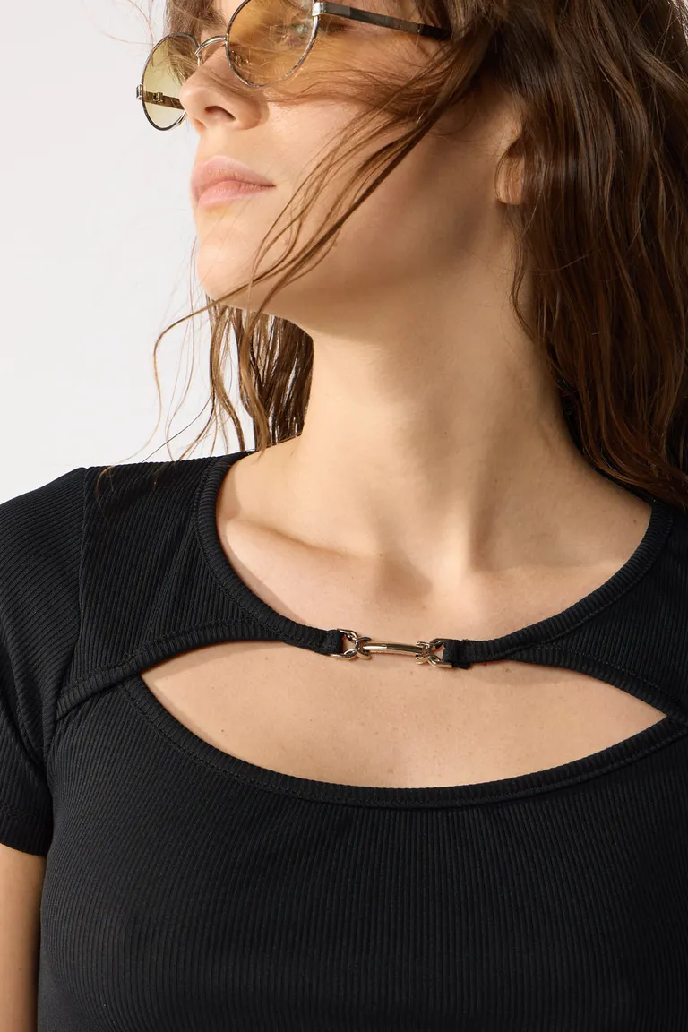 Remera entallada con cuello escotado y detalle metálico central de Cuesta Blanca en Remeras para argentina