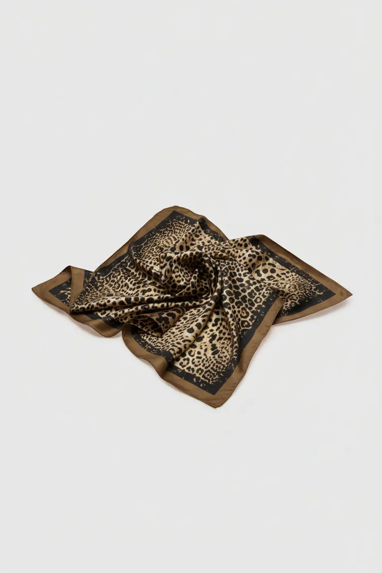 Pañuelo de seda con estampado animal print en tonos neutros de Markova en Bufandas y Pañuelos para argentina