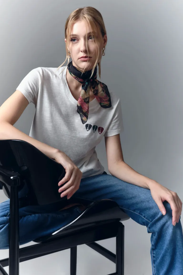 Remera ajustada de algodón con estampa en la espalda y detalles decorativos de Rapsodia en Remeras para argentina