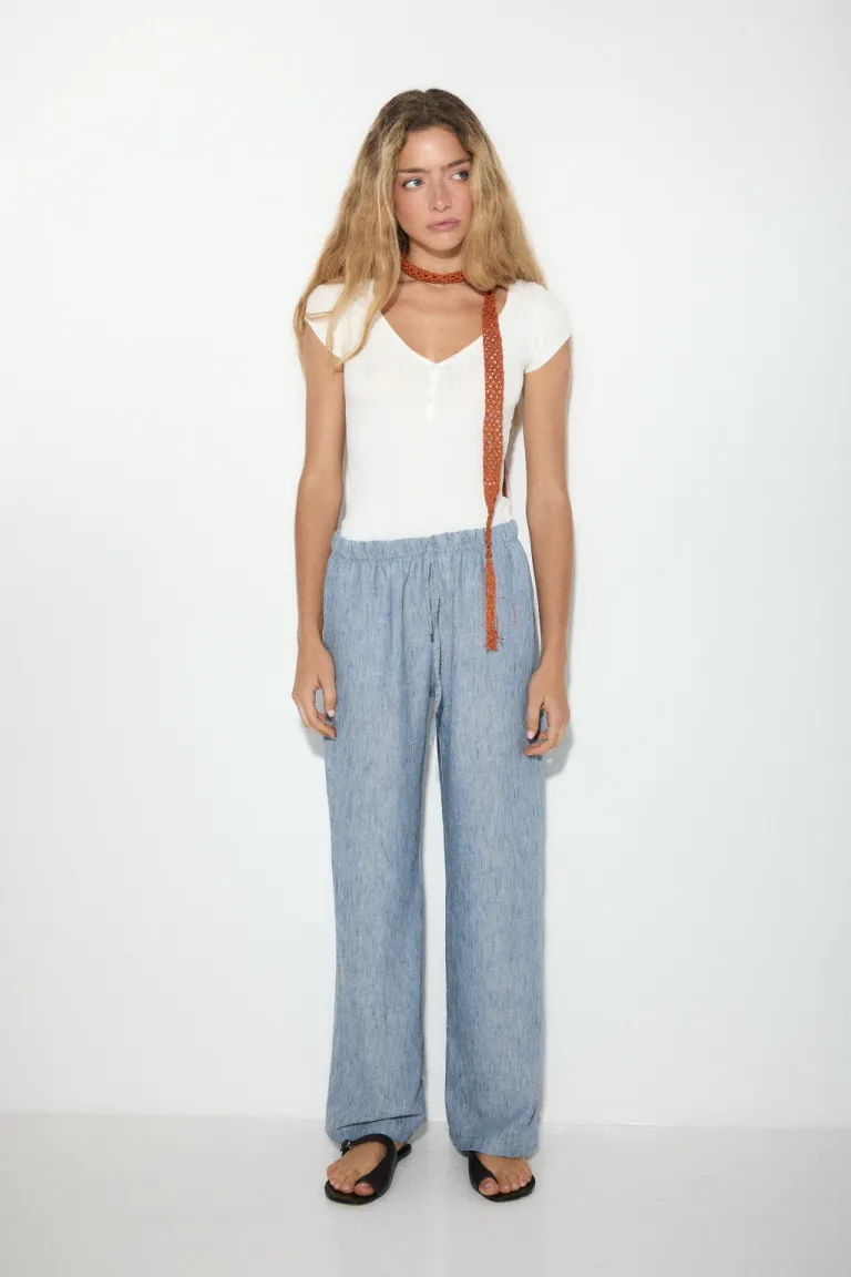 Remera corta negra con escote en V y botones para mujeres de Audaz en Remeras para argentina