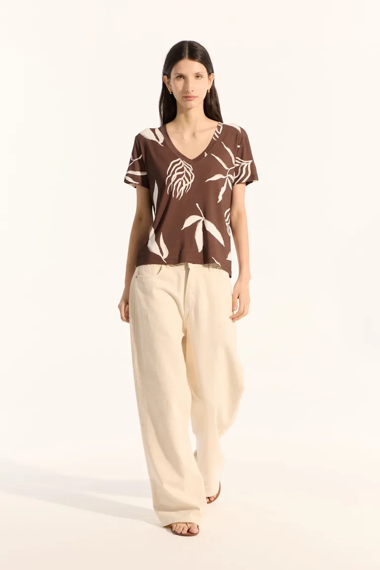 Remera mujer de corte regular con estampado de hojas en color marrón de Portsaid en Remeras para argentina