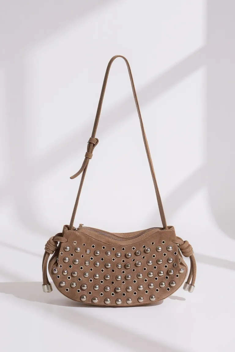 Cartera de cuero con remaches bombe y cierre - Accesorio de moda para mujeres de Maria Cher en Bolsos y Carteras para argentina