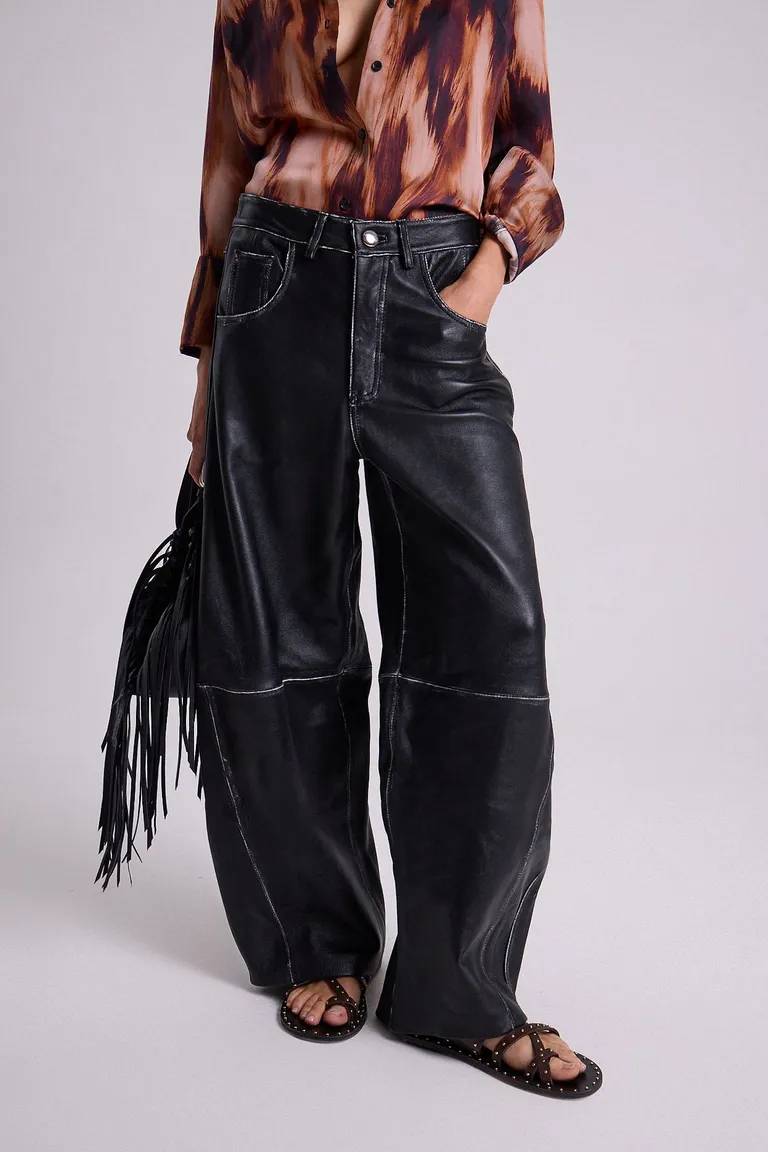 Pantalón de cuero negro, diseño jeanero de tiro medio de Maria Cher en Pantalones para argentina