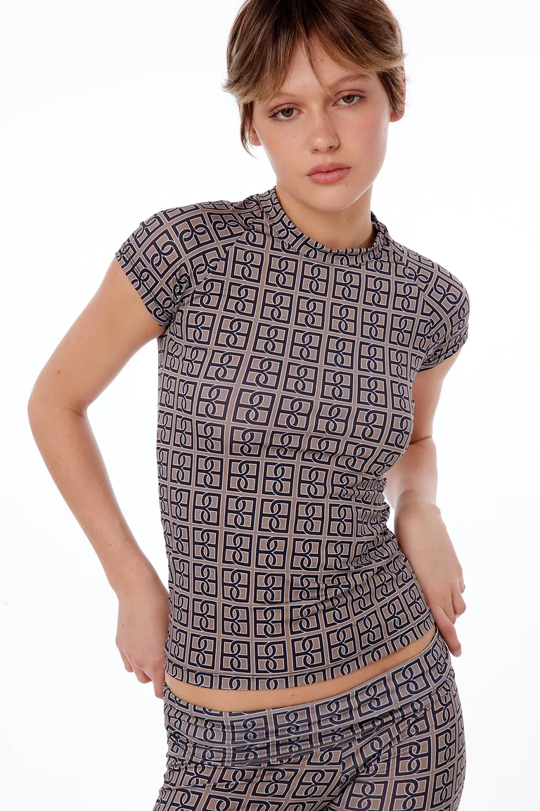 Remera anatómica de manga corta con estampado gráfico para mujer de Black Mamba en Remeras para argentina