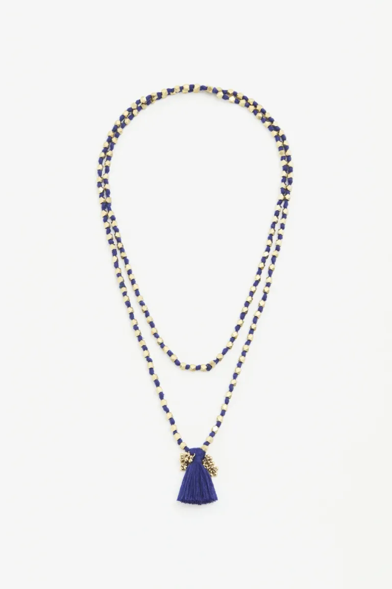 Collar largo étnico con piezas irregulares en metal y borla de hilo de Rapsodia en Bijouterie para argentina