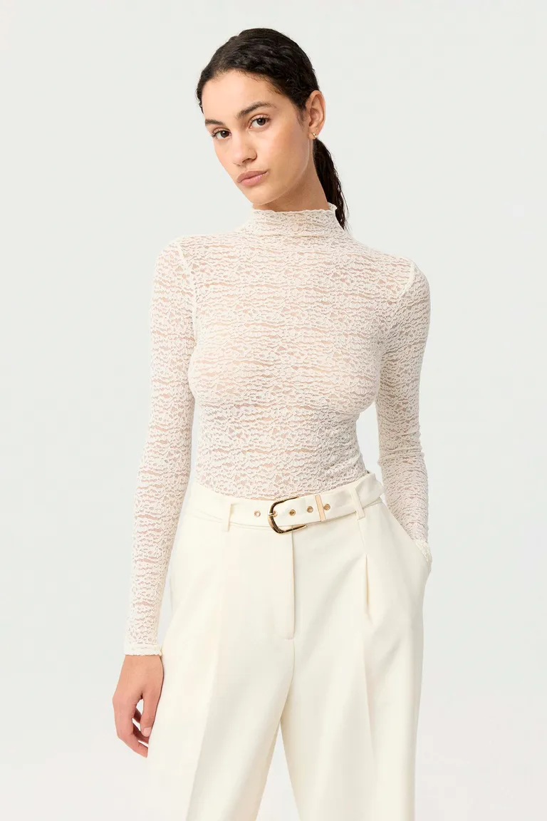 Polera de encaje ajustada con cuello alto y mangas largas de Markova en Remeras para argentina