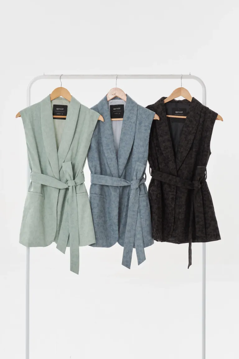 Chaleco sin mangas gris para mujer - Prenda versátil y de diseño moderno de Apricot en Chalecos para argentina