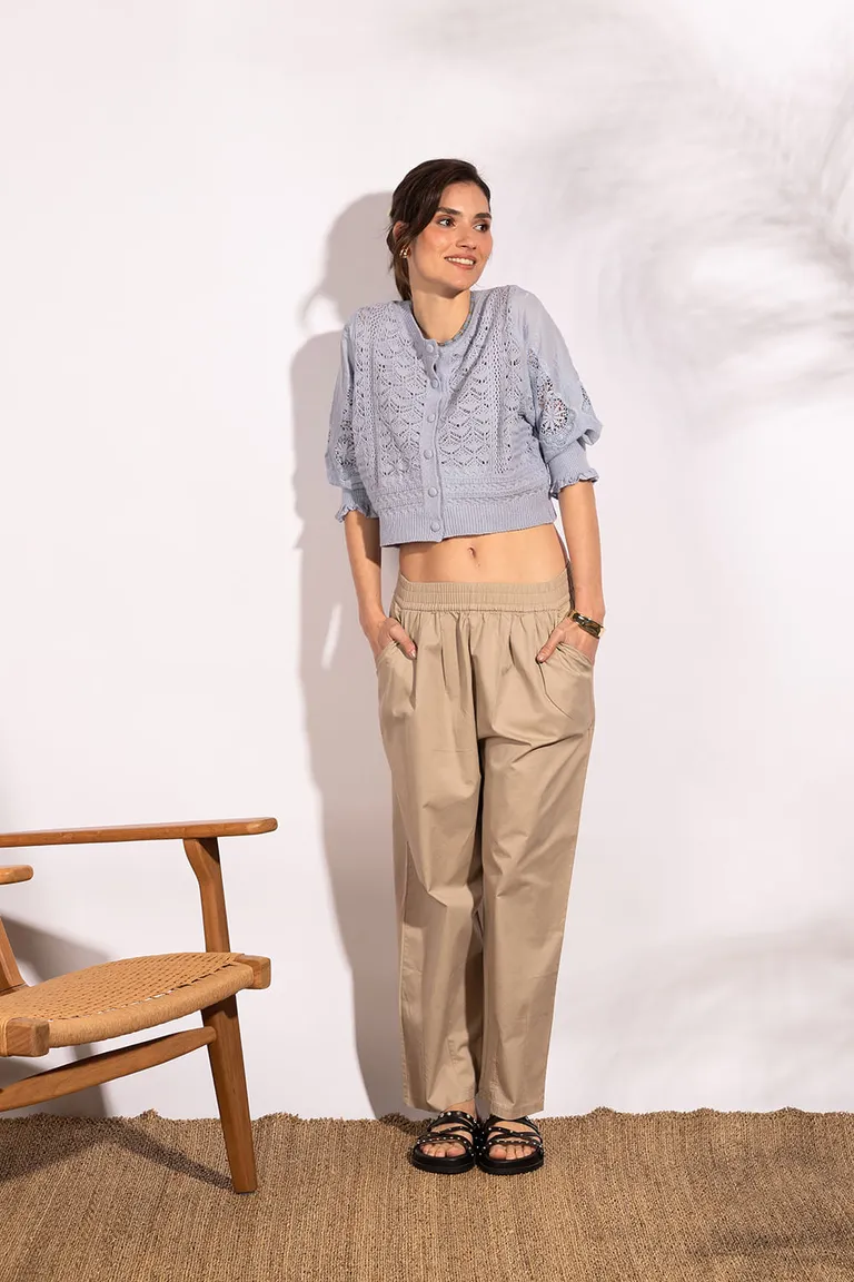 Pantalón holgado beige con bolsillos laterales, un diseño cómodo y elegante de Indiastyle en Pantalones para argentina