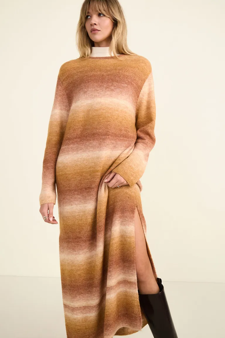 Vestido largo tejido de corte recto con diseño a rayas degradé y tajos laterales de Cuesta Blanca en Vestidos para argentina