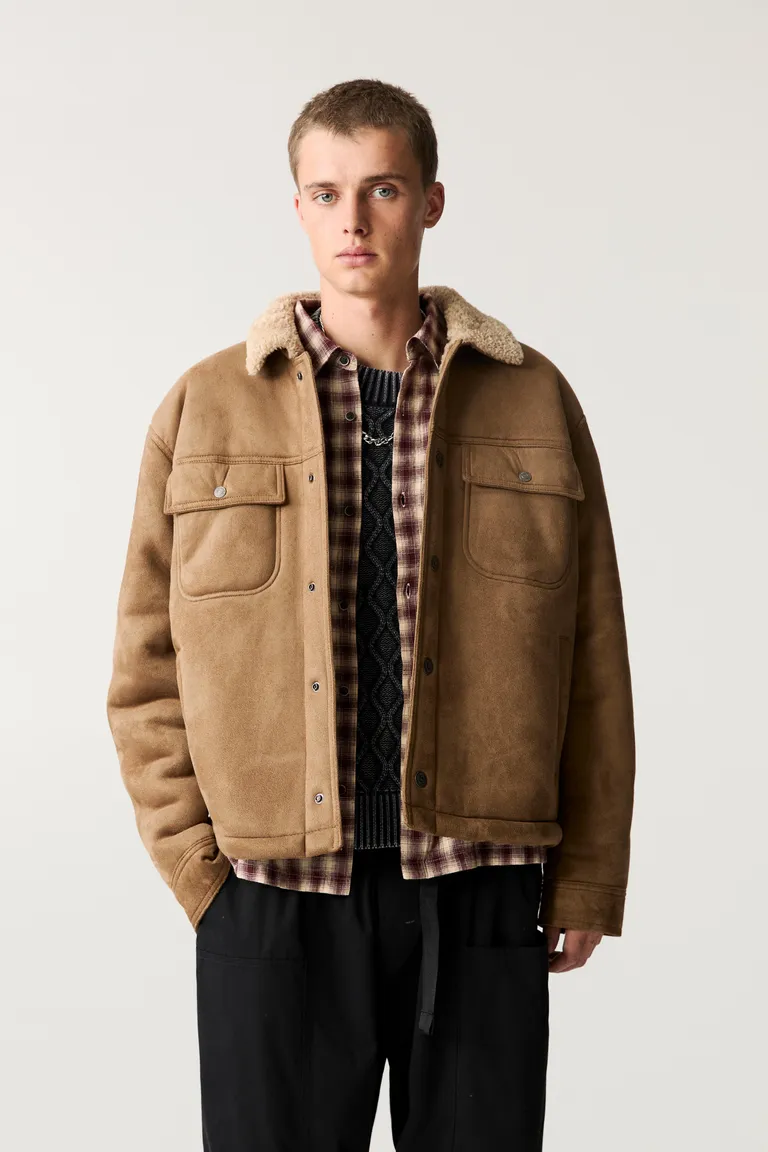 Chaqueta efecto ante cuello borreguillo de Pull&Bear en Abrigos y Camperas para argentina