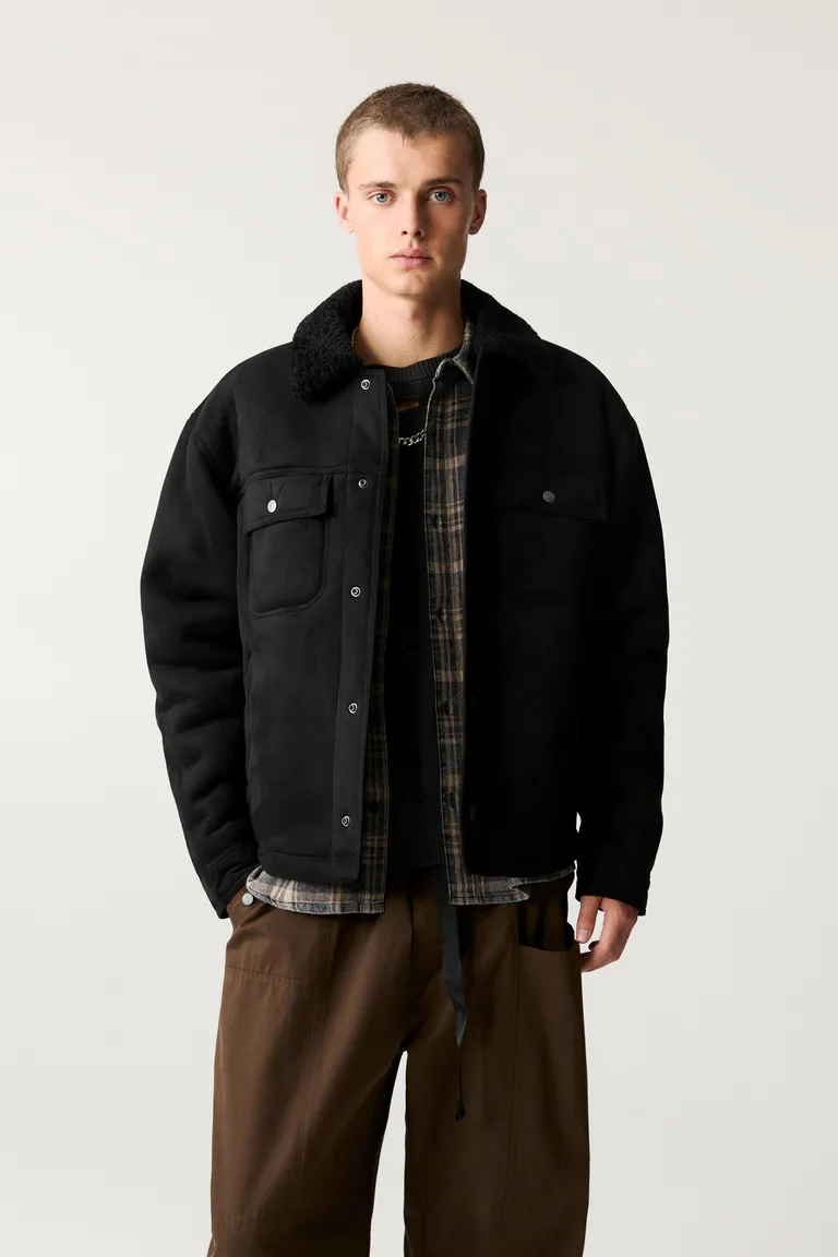 Chaqueta efecto ante cuello borreguillo de Pull&Bear en Abrigos y Camperas para argentina