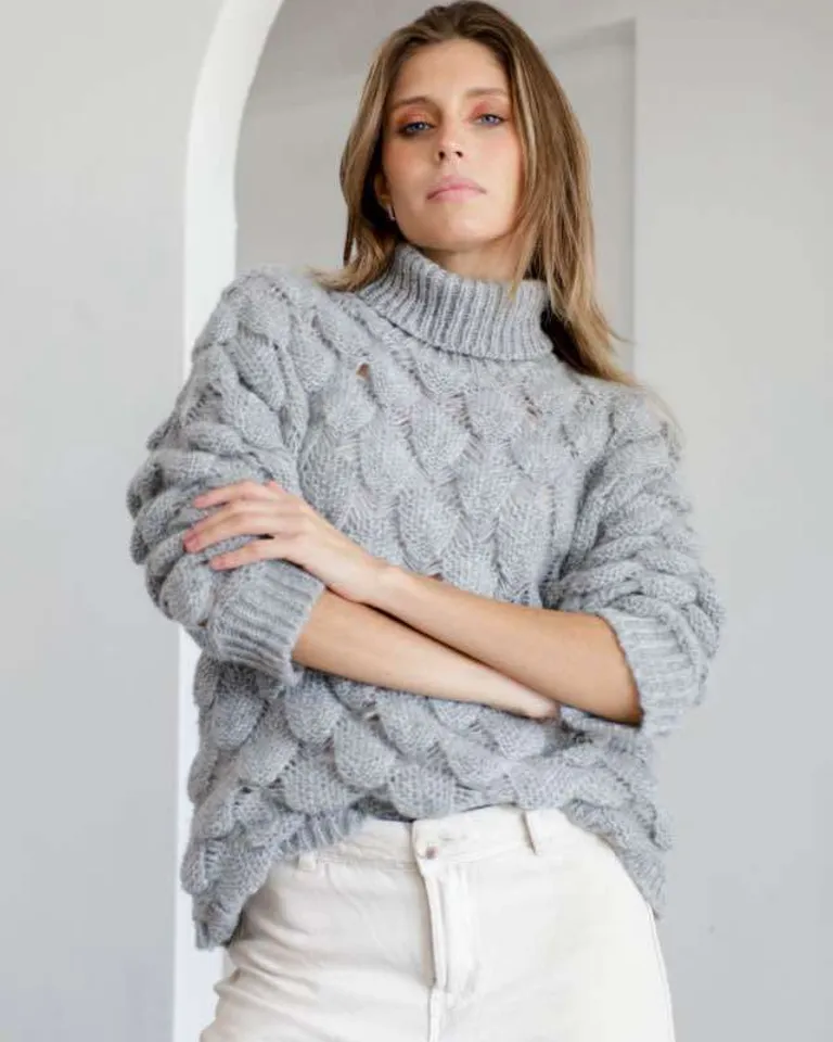 Suéter de frizz con textura de escamas en tono gris de Hesed en Buzos y Sweaters para argentina