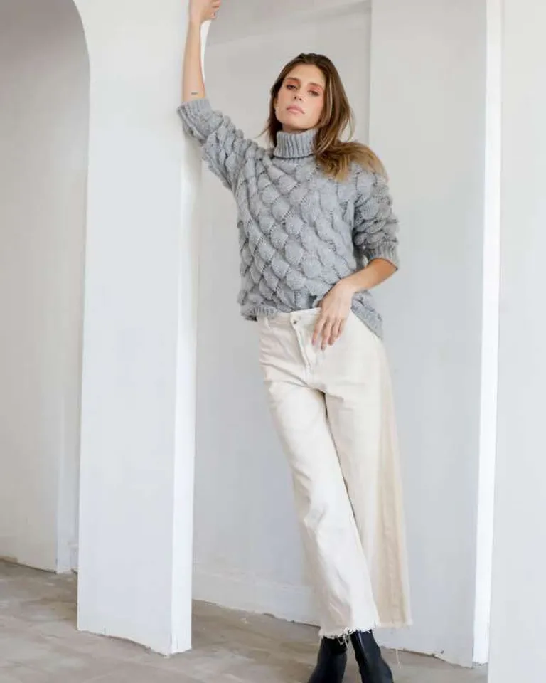 Suéter de frizz con textura de escamas en tono gris de Hesed en Buzos y Sweaters para argentina