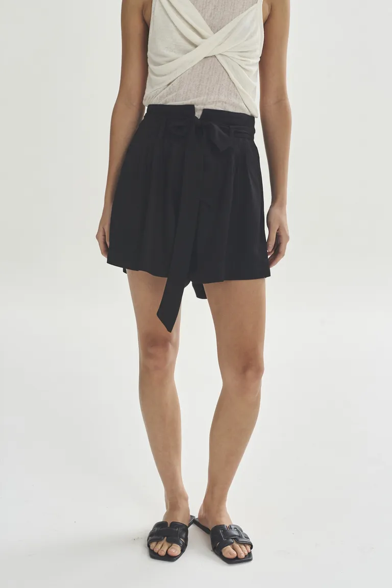 Shorts negros de alta moda para mujer - Prenda versátil y elegante de Akiabara en Shorts para argentina