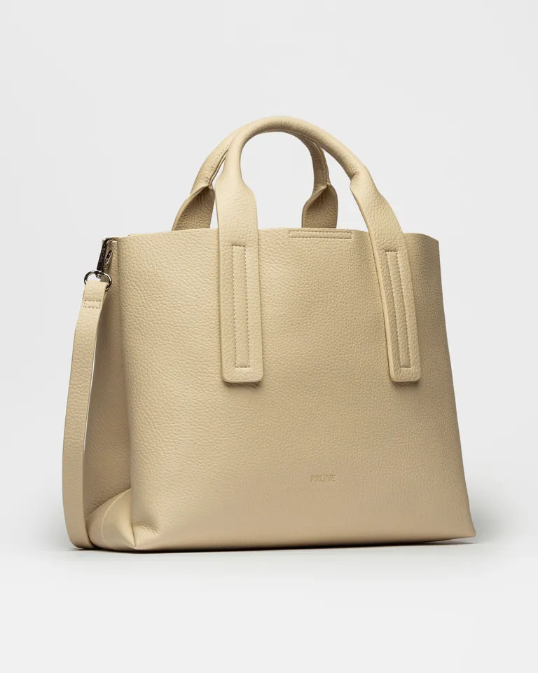 Cartera de mano gaia en efecto cuero graneado con tres divisiones y cierre central de Prüne en Bolsos y Carteras para argentina