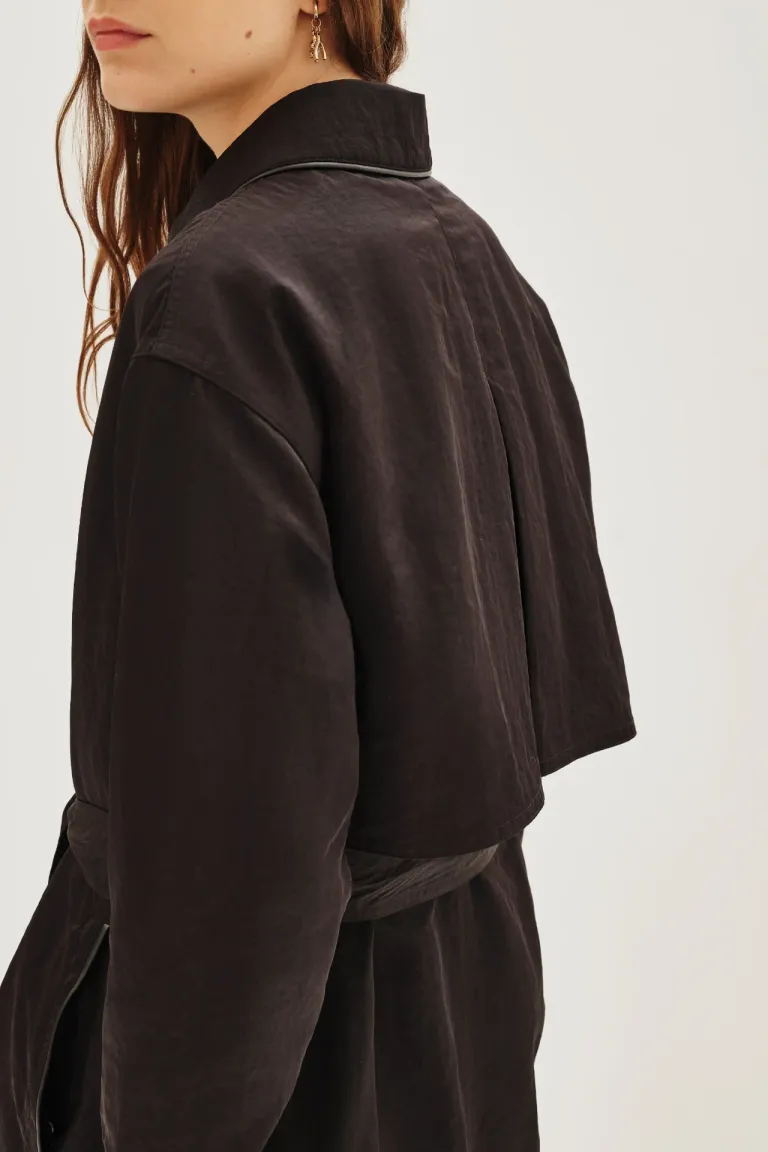 Trench holgado con lazos de ajuste en cintura y mangas con cierre frontal y tajos laterales de Rapsodia en Tapados para argentina