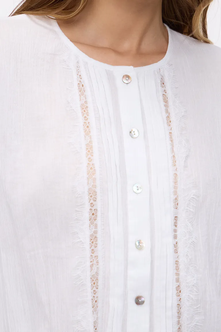 Blusa de mangas largas con detalles de puntillas y alforzas en el frente de Cuesta Blanca en Blusas para argentina