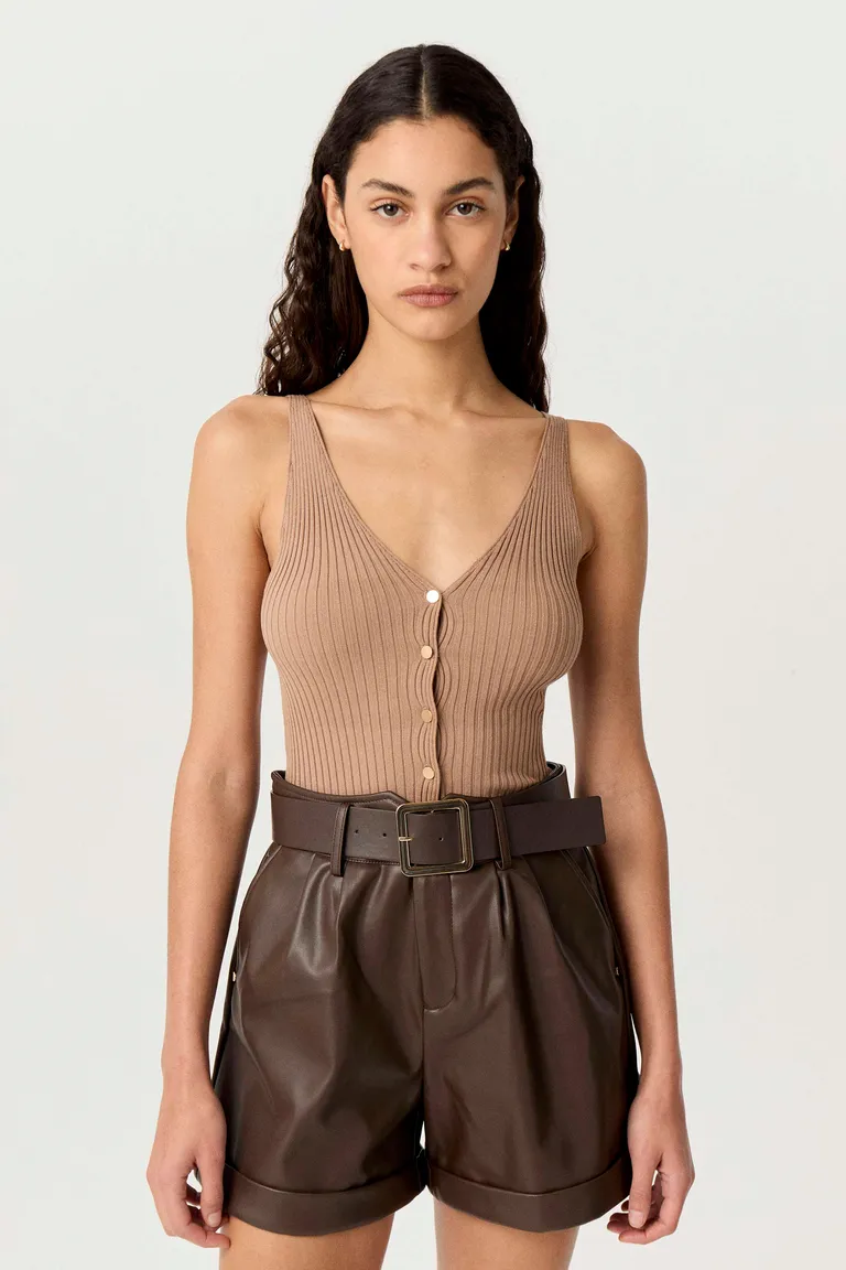 Top tejido en punto acanalado ancho con detalles metálicos en el centro delantero de Markova en Tops para argentina