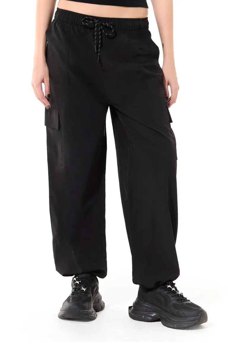 Pantalón cargo negro de cintura elastizada y bolsillos laterales para mujer de 47 Street en Pantalones para argentina