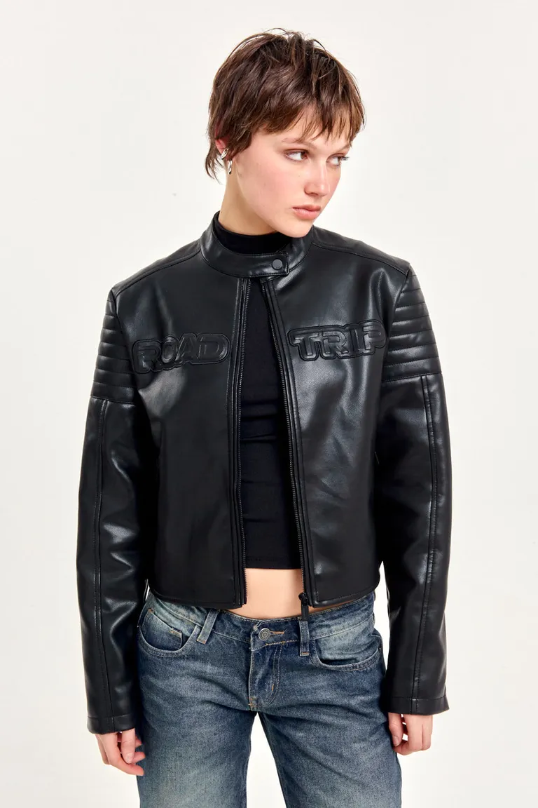 Elegante campera de efecto piel con múltiples bolsillos y cierres metálicos de 47 Street en Chaquetas para argentina