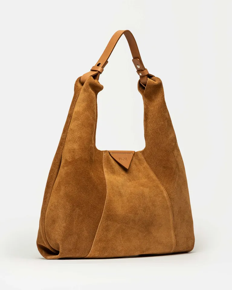 Cartera de hombro de cuero gamuza en color marrón, ideal para uso diario y ocasional de Prüne en Bolsos y Carteras para argentina