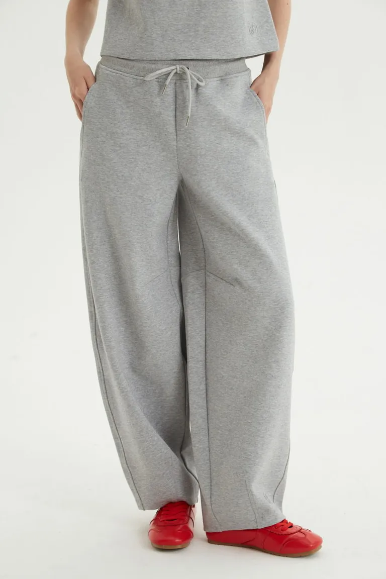 Pantalón de tiro alto con silueta amplia, bolsillos laterales, cintura elastizada y detalle de pinzas en piernas de Las Pepas en Pantalones para argentina