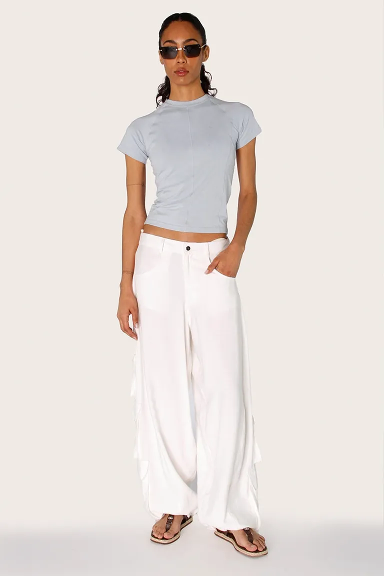 Remera de manga corta con recorte central en color celeste de Sofia Sarkany en Remeras para argentina