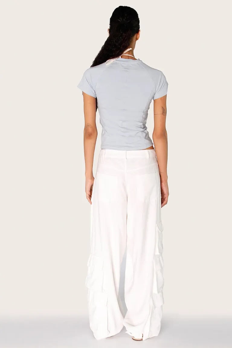 Remera de manga corta con recorte central en color celeste de Sofia Sarkany en Remeras para argentina