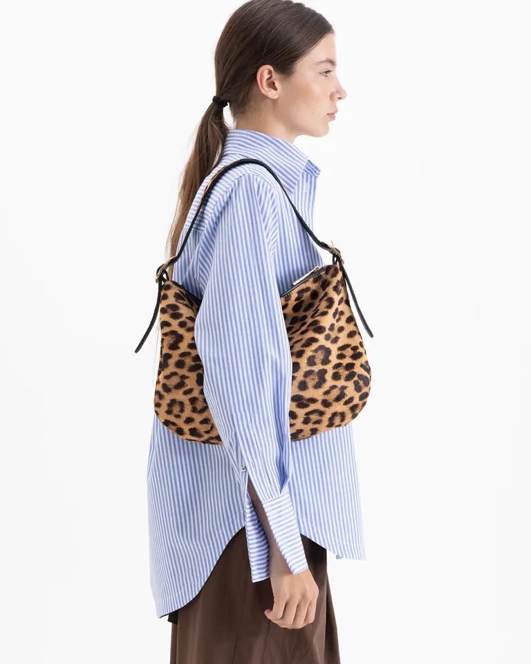 Cartera de mano con diseño estampado animal print, correa regulable con hebillas y cierre superior de Jazmin Chebar en Bolsos y Carteras para argentina