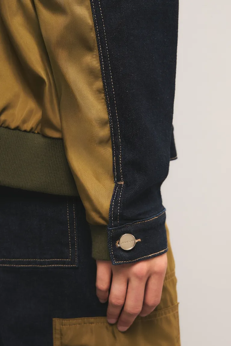 Campera con cierre frontal, bolsillos funcionales en delantero y manga con terminación elastizada en puños y cintura de Kosiuko en Chaquetas para argentina