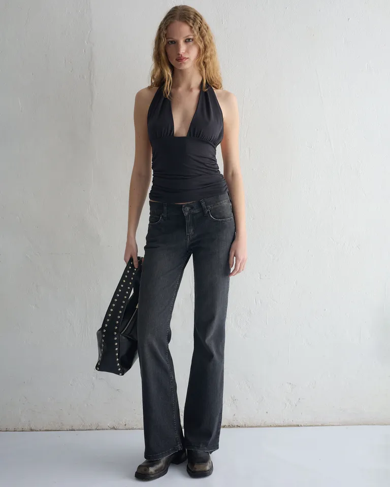 Pantalones de mezclilla de corte bootcut y tiro bajo para una apariencia clásica y elegante de Ay Not Dead en Pantalones para argentina