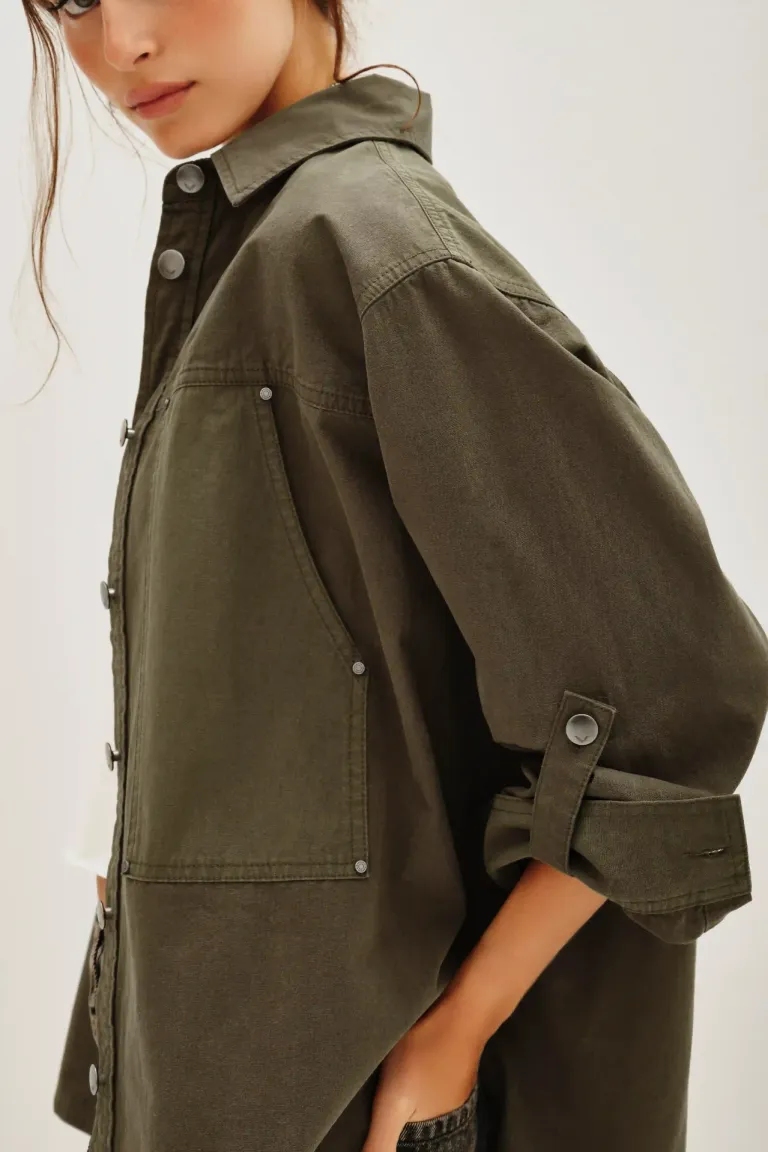 Camisa de calce holgado con cuello, botones frontales, bolsillos aplicados y mangas regulables con trabillas de Rapsodia en Camisas para argentina