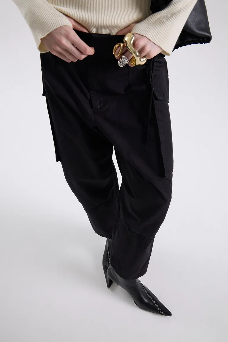 Pantalón tipo cargo con bolsillos laterales y cintura definida de calce regular de Maria Cher en Pantalones para argentina