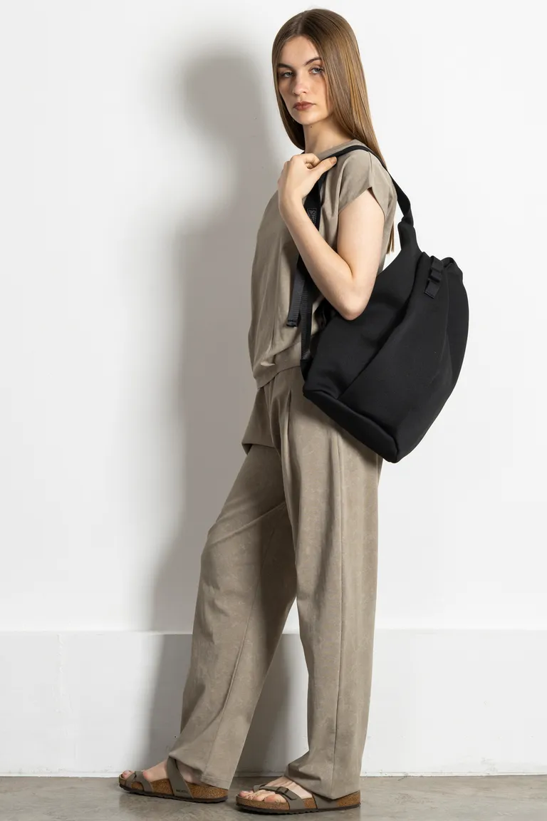 Mochila negra de diseño versátil y minimalista para uso diario de Kill en Mochilas para argentina