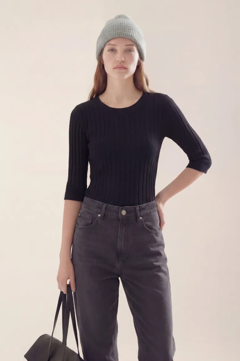 Sweater femenino de tejido acanalado con mangas tres cuartos y escote redondo de Akiabara en Buzos y Sweaters para argentina