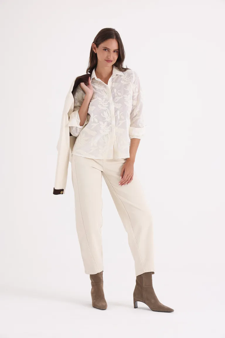 Camisa de mujer manga larga con diseño bordado floral y cuello clásico de Yagmour en Camisas para argentina