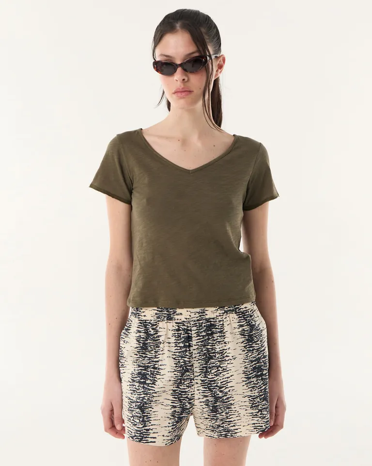 Remera básica con escote en V y mangas cortas de calce recto de Furzai en Remeras para argentina