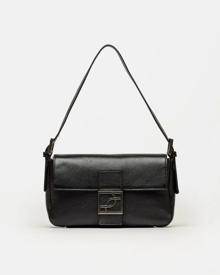 Cartera al hombro de la línea signature con detalles metálicos en cuero graneado de Prüne en Bolsos y Carteras para argentina