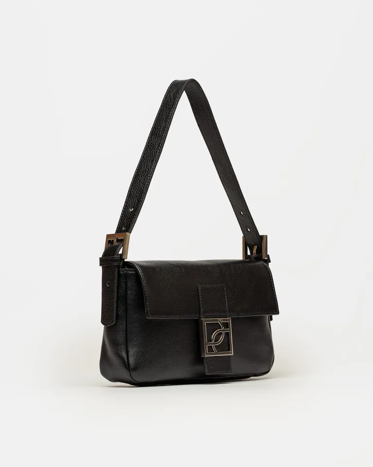 Cartera al hombro de la línea signature con detalles metálicos en cuero graneado de Prüne en Bolsos y Carteras para argentina