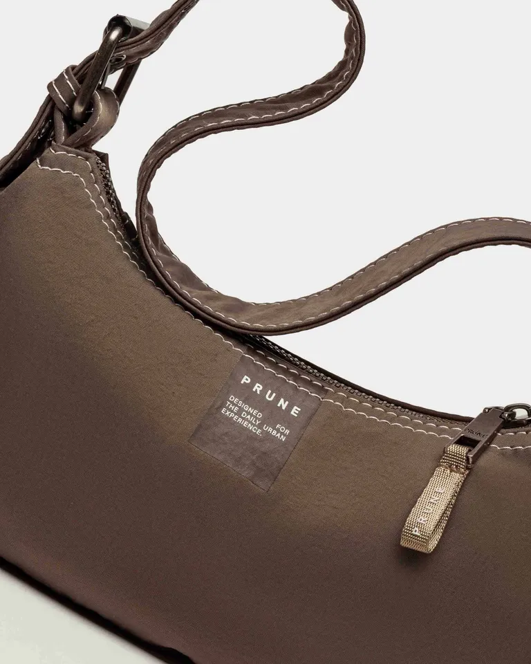 Cartera al hombro con detalles de costuras contrastantes y bolsillos funcionales de Prüne en Bolsos y Carteras para argentina