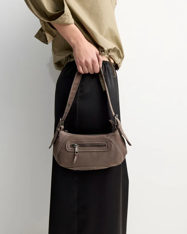 Cartera al hombro con detalles de costuras contrastantes y bolsillos funcionales de Prüne en Bolsos y Carteras para argentina